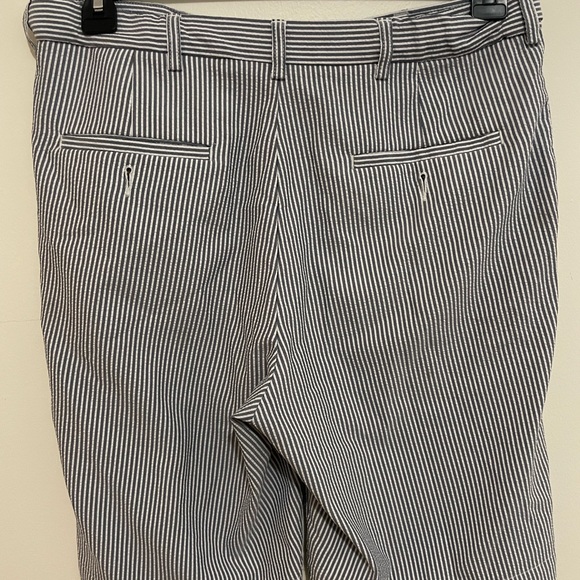 32” Haggar white/navy stripped shorts with stretch waistband - Picture 2 of 4